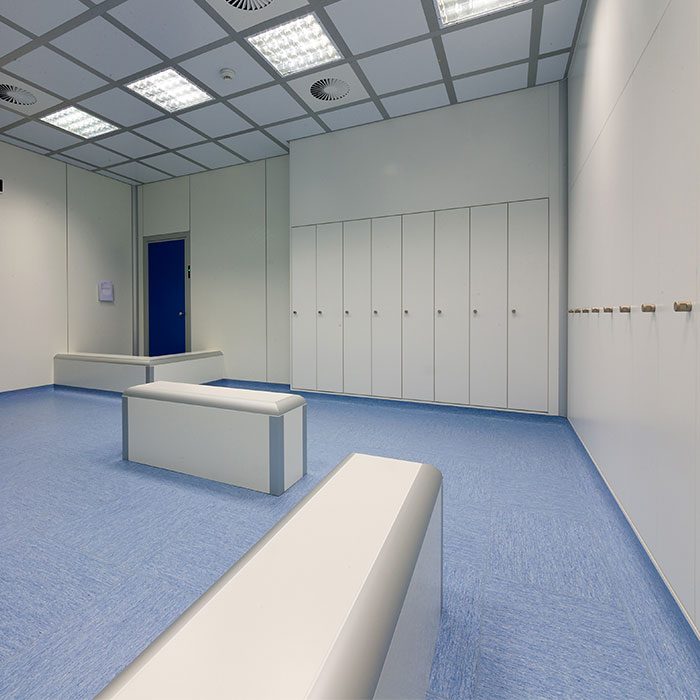 Armadietti e panche per cleanrooms firmati Delta2000